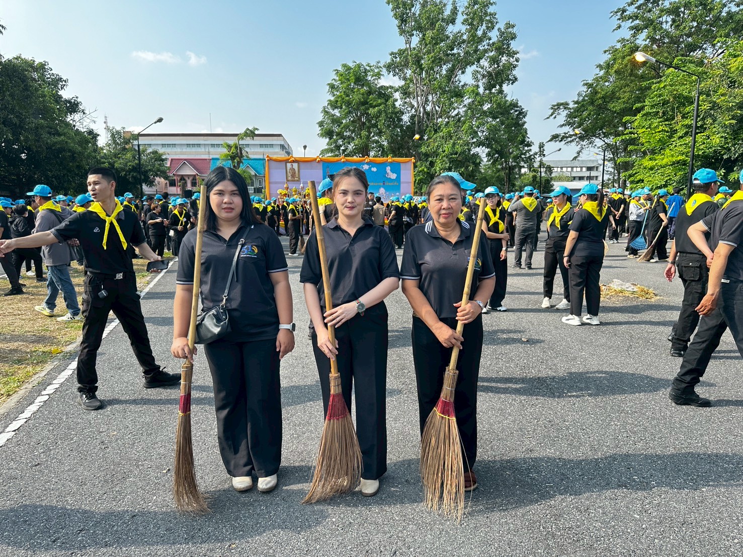 title - วันที่ 1 เมษายน 2569 นายวิทูล ประดิษฐบุญ ปฏิรูปที่ดินจังหวัดปราจีนบุรี มอบหมายให้เจ้าหน้าที่ ส.ป.ก.ปราจีนบุรี เข้าร่วมกิจกรรม จิตอาสาเนื่องในวันที่ระลึกพระบาทสมเด็จพระพุทธยอดฟ้าจุฬาโลกมหาราช และวันที่ระลึกมหาจักรีบรมราชวงศ์ 6 เมษายน 2569